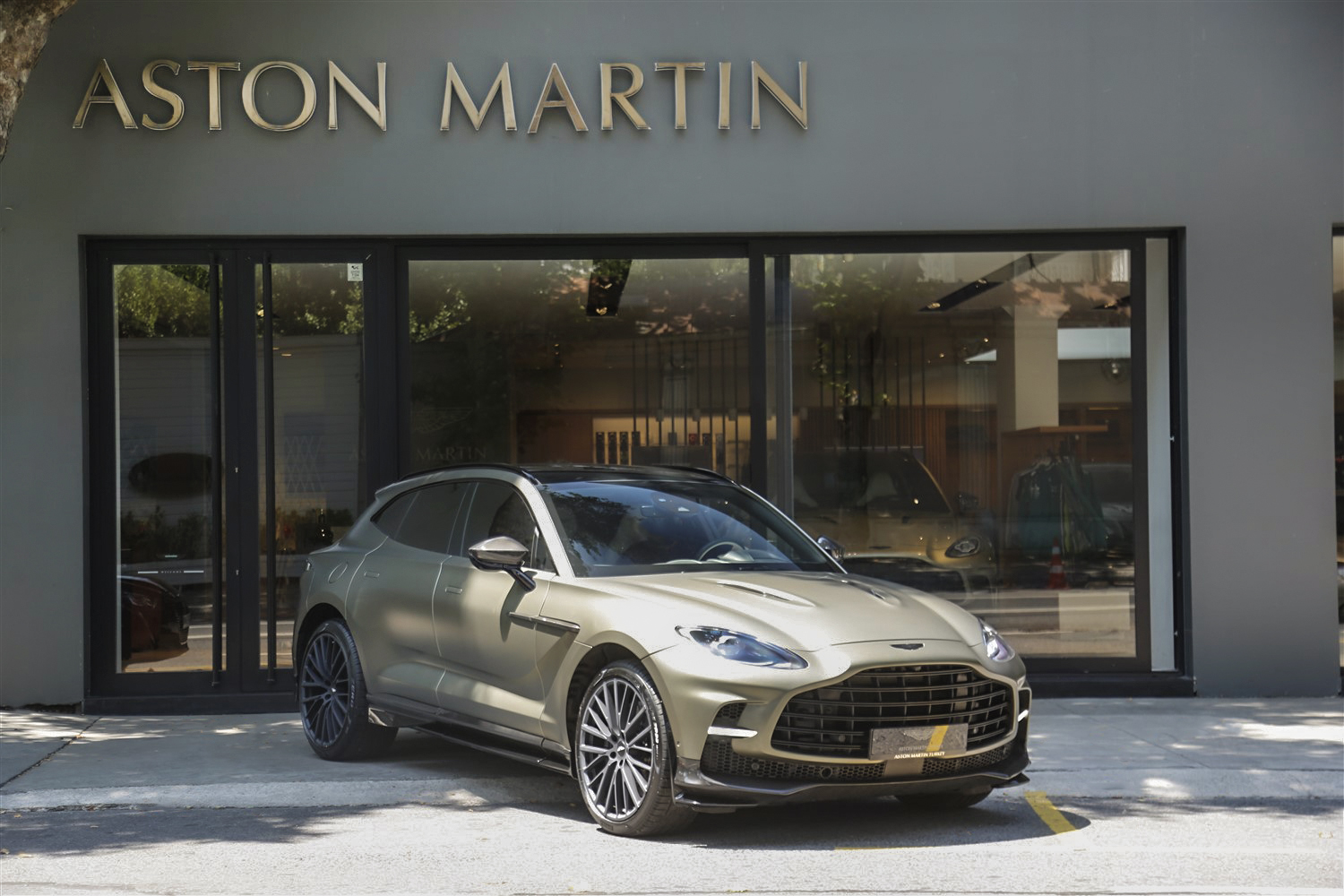 ASTON MARTIN DBX707