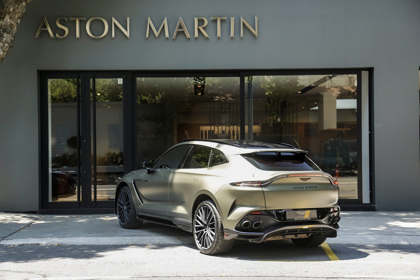 ASTON MARTIN DBX707