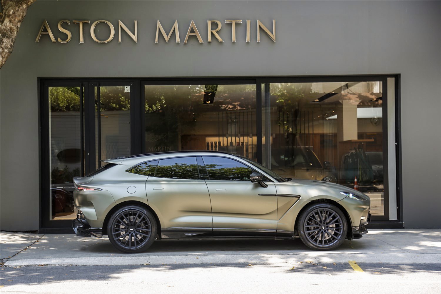 ASTON MARTIN DBX707