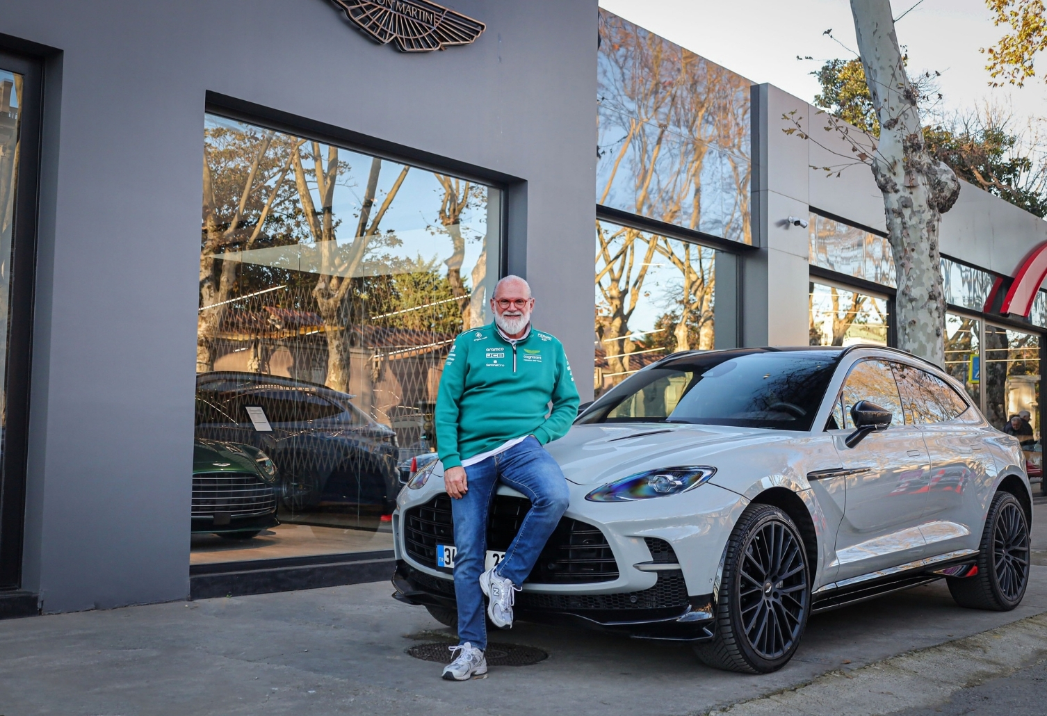 Öge Özalp ile Hayat, Tutku ve Aston Martin DBX707 Üzerine Özel Röportaj